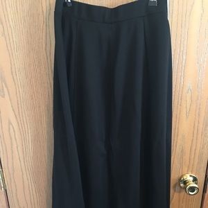 Simple black knit skirt